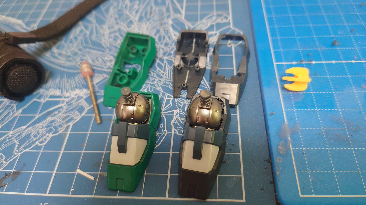 EXIT19923's tweet photo. アリュゼウス製作 備忘録
(量産型νガンダム編②)

HG νガンダム買ってきたんで足の移植にチャレンジ。

足の甲部分と足首は量ニューのままで、ニューガンの足裏とスリッパ部分を使う。

ニューガンのパーツ切ったり削ったり量ニュー側足の甲側に真鍮通したり…

まあ何とか出来たはず。 https://t.co/NB5DoLtVd7
