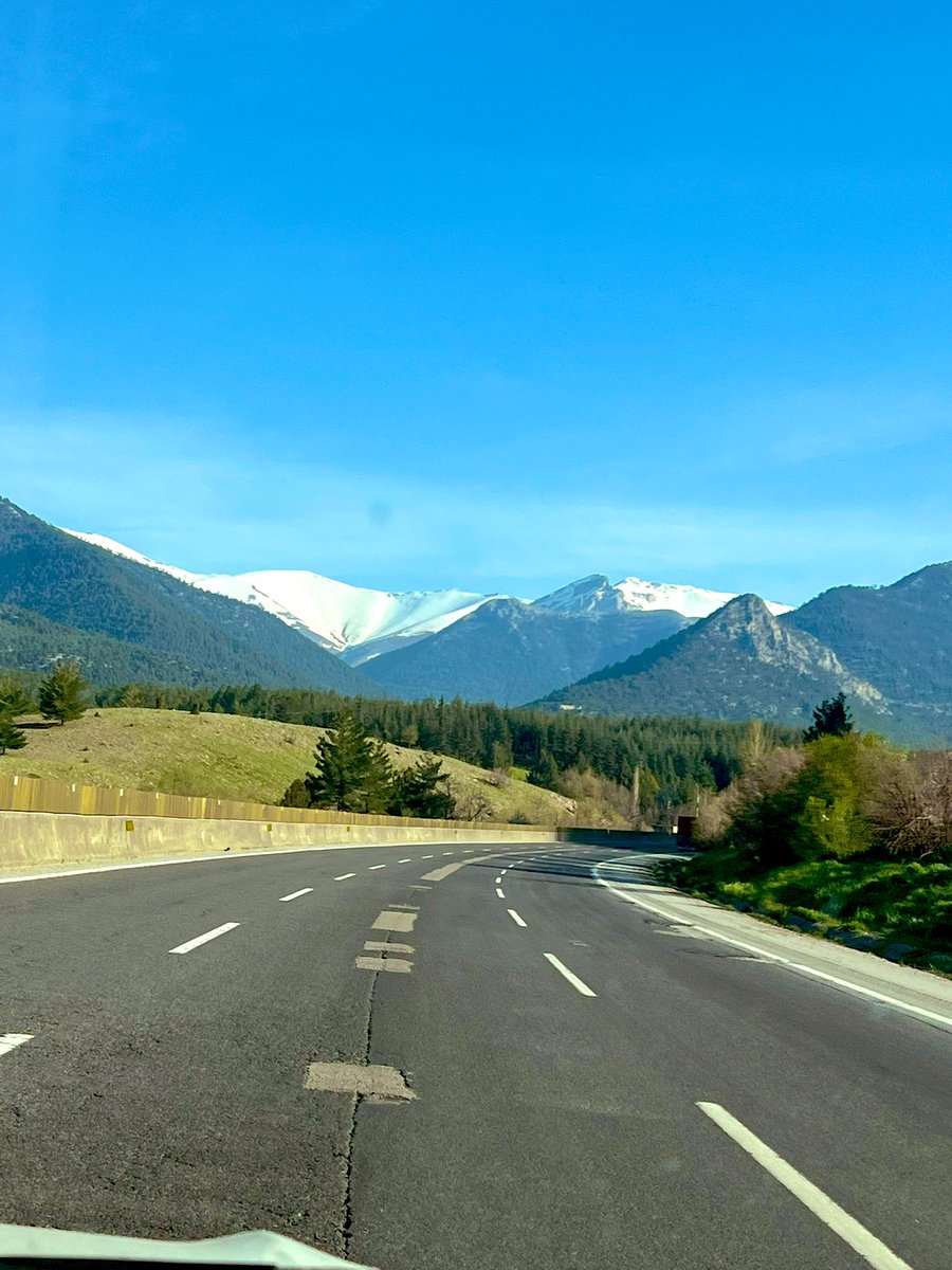 monalis_h's tweet photo. Ve yolculuk başlar Akdeniz’den Ege ye doğru..Mayıs ayında Toroslar da kar.. ⛄️ ☃️
Kartpostal gibi insana huzur veren manzaralar.🌲🌼🍀🌸🌲 https://t.co/pCDSfkNmxu