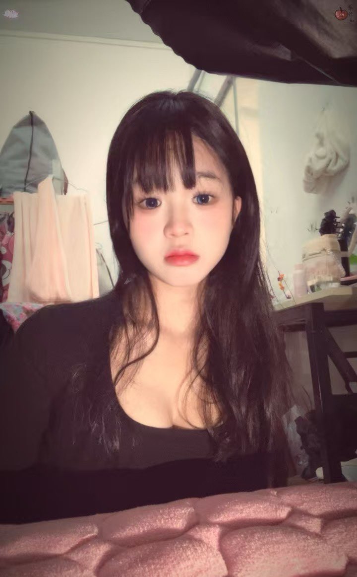 FineWutyun's tweet photo. 是不是上班没动力了，两个人都嫁给你选哪个？全要？太贪心怕你精尽人亡 https://t.co/yM9XKflzgi