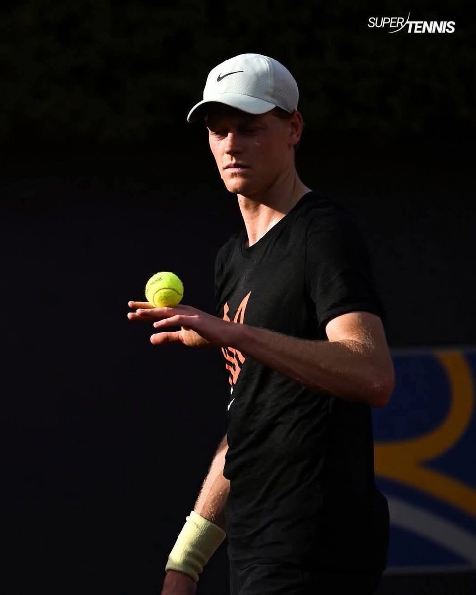 LeonhardHahn's tweet photo. «In tanti sport esiste una struttura che protegge l’atleta: la società paga viaggi, staff, preparazione, attrezzatura.

Nel tennis no.  

Nel tennis ogni spesa ricade sul giocatore: allenatore, fisioterapista, voli, hotel, tornei, preparazione atletica.  

Chi non ha mezzi, semplicemente non regge il ritmo.

Eppure, quando Jannik Sinner, come Aryna Sabalenka , hanno sostenuto il pensiero di una distribuzione più corretta  dei ricavi degli Slam, molti hanno reagito con la solita frase superficiale e banale :  

“Un altro milionario che vuole più soldi.”  

Una frase mediocre di chi non approfondisce le situazioni.

Il tennis è uno sport che muove un’economia enorme: coach, preparatori, fisioterapisti, organizzatori, media, aziende di attrezzatura, strutture, turismo.  

Migliaia di persone lavorano grazie a questo mondo.  

Non è un hobby, è un settore industriale.  

E come ogni settore, funziona solo se chi ci lavora ha le condizioni per farlo bene.

Per questo i paragoni con altri mestieri poco remunerati non servono.  

Ogni professione ha le sue difficoltà, i suoi rischi, le sue responsabilità.  

Il mondo ha bisogno di tutto: dei lavori tradizionali e anche dello sport, dell’arte, della ricerca, della tecnica.  

E chi sceglie una strada diversa merita comunque la possibilità di costruirsi un futuro.

Nel tennis, però, le possibilità non sono uguali per tutti.  

Un top player può permettersi un team completo.  

Un giocatore tra il numero 40 e il numero 100 del mondo, e non parliamo oltre il 100, invece, spesso deve scegliere cosa sacrificare: un torneo, un allenatore, una settimana di recupero.  

Eppure si allena quanto i migliori, viaggia quanto i migliori, si dedica quanto i migliori.

Il talento non basta se non hai le risorse per farlo crescere.

Ci sono esempi lampanti: João Fonseca è molto dotato, ma è cresciuto con un supporto economico enorme fin da bambino.  

È una fortuna per lui e un dato di fatto.  

E dimostra quanto il contesto pesi nel tennis moderno.

Per ogni ragazzo" fortunato", ce ne sono molti che restano indietro perché non possono permettersi ciò che serve per emergere e non per mancanza di qualità.

Eppure sono proprio loro a dare sostanza al circuito: qualificazioni, primi turni, tornei minori, intere stagioni che esistono grazie a questo gruppo di professionisti che lavora nell’ombra.

Ecco perché la posizione di Sinner , Sabalenka e altri top player, non è un capriccio personale.  

È un gesto  che hanno offerto verso chi non ha abbastanza voce 

Se un numero 90 del mondo avesse detto le stesse cose, nessuno avrebbe ascoltato.  

Serviva qualcuno con peso per aprire una discussione che molti evitano.

Quindi , quando si esprime un parere , prima di ciò bisogna informarsi, non leggere solo i titoli del giornalaio.»

A tutti i ragazzi che stanno giocando a #Roma e ai nostri Italiani, in bocca a lupo.»

Antonio Castrovilla, (Fb> Jannik Sinner #1)