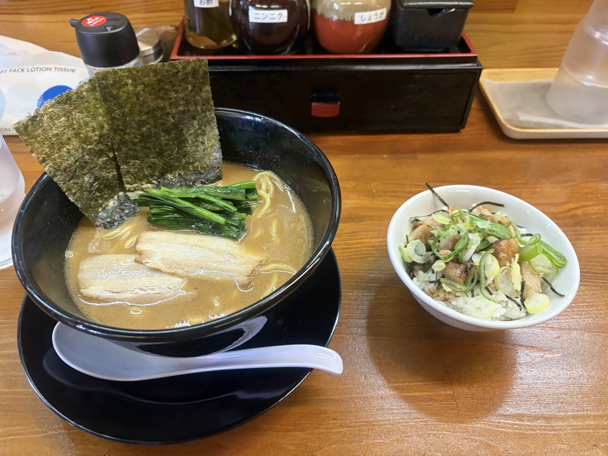 mi_vante's tweet photo. 最近できたラーメン屋ゆきのやさん🍜
私は家系で旦那さんは博多風
ニンニクを入れるとガッツリスタミナ系になるけど私は生姜を入れるのがお気に入り♪ https://t.co/k4WuAYmamr