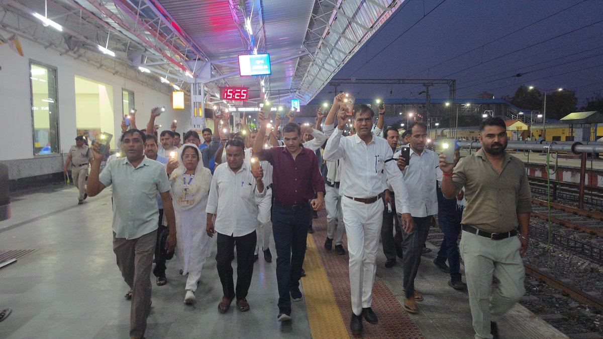 95198077adbf475's tweet photo. We want strict action and death penalty for murder of sh Ram Ratan Yadav
We want justice @AshwiniVaishnaw @RailMinIndia @NWRailways @drmbikaner
#JusticeForRailwayMan
#JusticeForStationMaster
@RahulGandhi 
@HanumanBniwal 
@RahulKaswanMP https://t.co/njxHkkxlo3