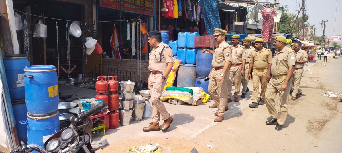 journalist10913's tweet photo. चंदौली-
क्षेत्राधिकारी सदर देवेंद्र कुमार के नेतृत्व में
आज प्रातःकाल माननीय न्यायालय व जिला चिकित्सालय की सुरक्षा व्यवस्था का निरीक्षण किया गया।
सघन चेकिंग अभियान चलाकर अवैध अतिक्रमण हटवाया गया,संदिग्ध व्यक्तियों की जांच कर सुरक्षा व्यवस्था को मजबूत किया गया।
@IgRangeVaranasi https://t.co/MZXqXV5Pyz