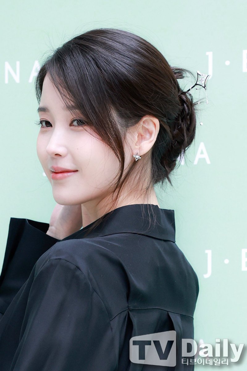 아이유 에델바이스 tweet media