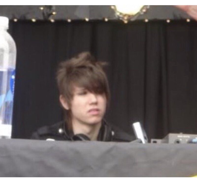 lesbian ryan ross 击 tweet media