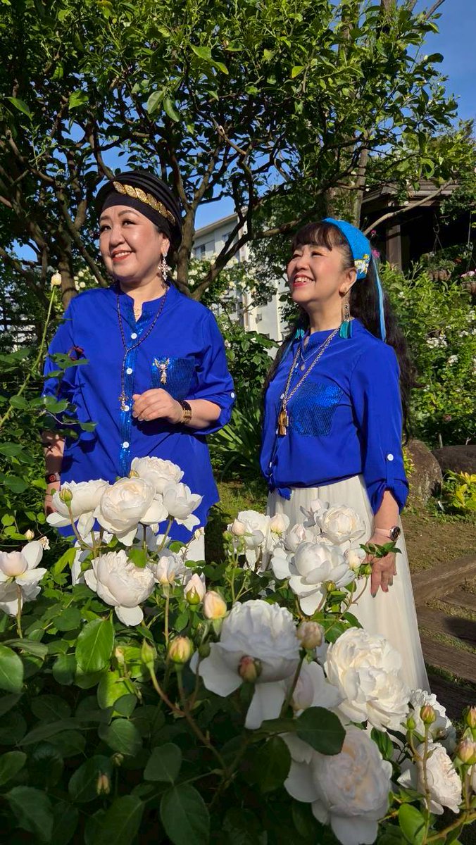 HALzzhang's tweet photo. 5月9日 国立　#スタジオ花音
ピアニストの　#木住野睦子　さんにお誘い頂いて、満開の薔薇の中、
#HALANDPANDA でライブでした～❤
あまりの素晴らしい薔薇と気で、
心晴れ晴れ楽しい一日でした～❤
来年は5月16日決定！半分以上、その場で予約が埋まりました(≧▽≦)
幸せ者です～❤ https://t.co/uomfwZ9IXJ