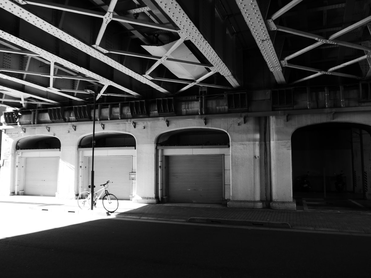 IsaohCamera's tweet photo. 秋葉原→神田を散歩がてら、少しだけ撮ってきました。
カメラはLeica C Typ 112です。
ダイナミックモノクロームモードだと、光のコントラストが凄いです。
#カメラ散歩 #モノクロ https://t.co/iryr26c0GR