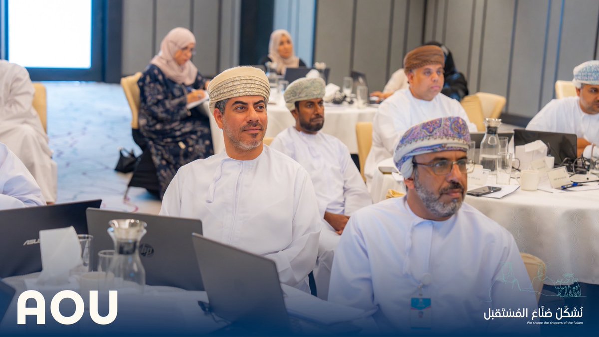 aou_oman's tweet photo. نفذت اكاديمية الجامعة العربية المفتوحة للتدريب وبالتعاون مع المديرية العامة للموارد البشرية  بوزارة التعليم برنامجا تدريبيًا بعنوان «قيادة التحول الرقمي وتصميم بيئات التعليم المبتكرة في العمل الإشرافي»، لعدد ٣٠ من موظفي المديرية العامة لتطوير الأداء المدرسي  بهدف تعزيز الممارسات الإشرافية وتطوير بيئات تعليمية مبتكرة تواكب التحول الرقمي، قدم البرنامج الدكتور سامي المزروعي.