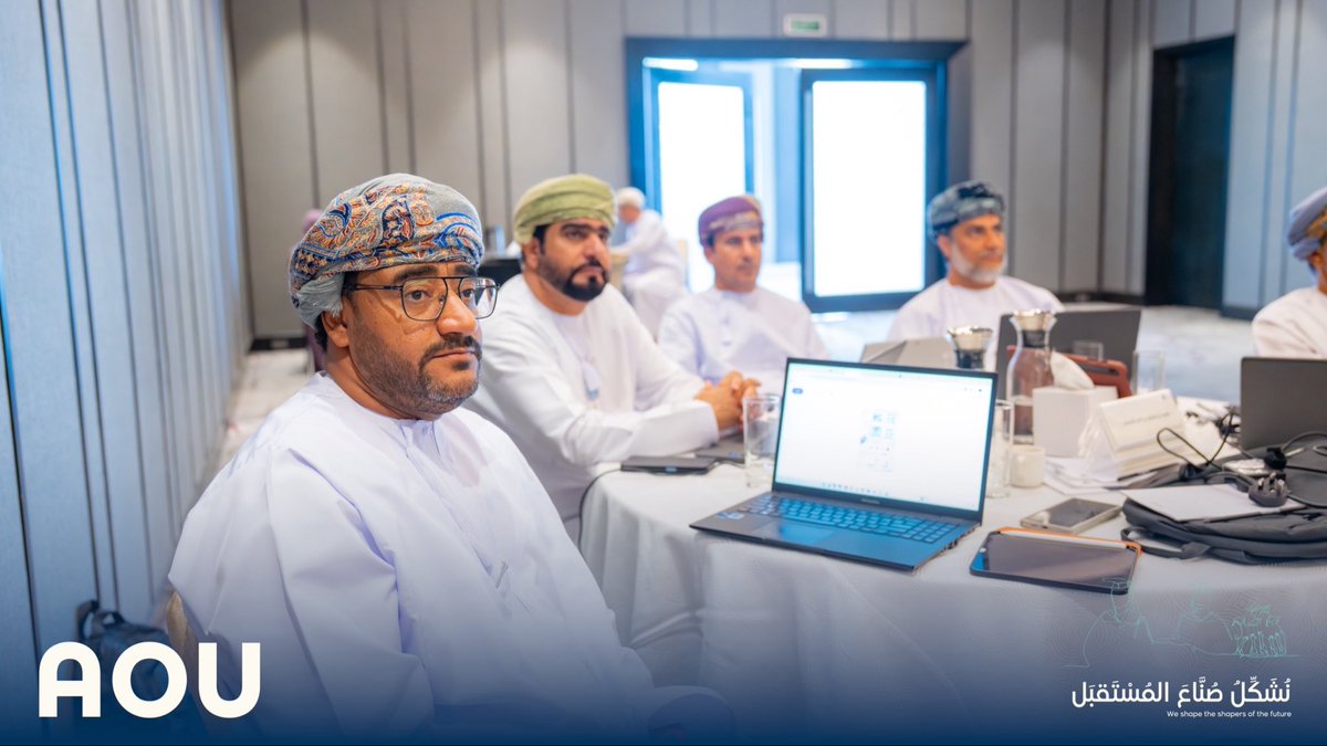 aou_oman's tweet photo. نفذت اكاديمية الجامعة العربية المفتوحة للتدريب وبالتعاون مع المديرية العامة للموارد البشرية  بوزارة التعليم برنامجا تدريبيًا بعنوان «قيادة التحول الرقمي وتصميم بيئات التعليم المبتكرة في العمل الإشرافي»، لعدد ٣٠ من موظفي المديرية العامة لتطوير الأداء المدرسي  بهدف تعزيز الممارسات الإشرافية وتطوير بيئات تعليمية مبتكرة تواكب التحول الرقمي، قدم البرنامج الدكتور سامي المزروعي.