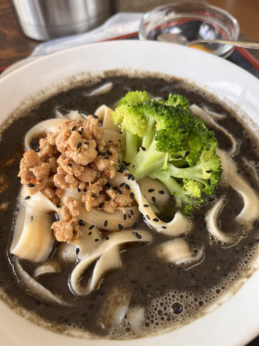 takeit_oa's tweet photo. 今日のお昼は「黒胡麻坦々刀削麺」をいただきました！

クリーミーなスープとモチモチ麺で美味しかった🍜 https://t.co/YuqYoSnhPa