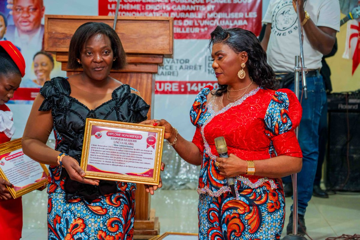 laguerrie's tweet photo. Au cours de la grande conférence publique  des femmes UNC LUALABA organisée ce  dimanche 10 mai 2026 L'Interfédérale Adjointe de l’UNC-LUALABA en charge du genre ,familles et enfants, Madame @helene_kayakez, a procédé à la remise des brevets honorifiques à plusieurs femmes dynamiques du parti au  Lualaba, cette distinction est motivée par leur engagement constant dans le travail du parti et Celà sous les ovations et les applaudissements nourris des participantes.

@BillyKambale1 @Bibishe6 @jacksonmukunda
