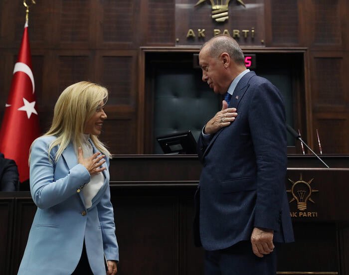 frekanstr_'s tweet photo. AKP Antalya Milletvekili Tuba Vural Çokal'ın danışmanı ve avukatının, bir yat firmasının 100 milyon TL'lik borcunun silinmesi karşılığında 200 bin Euro rüşvet istediği öne sürüldü.

Firma, teklifi reddedip SGK'ya şikayette bulundu.

İddiaların araştırılması için Ankara'dan müfettiş talep eden SGK İl Müdürü Mehmet Tanrıöver ise açığa alındı.
