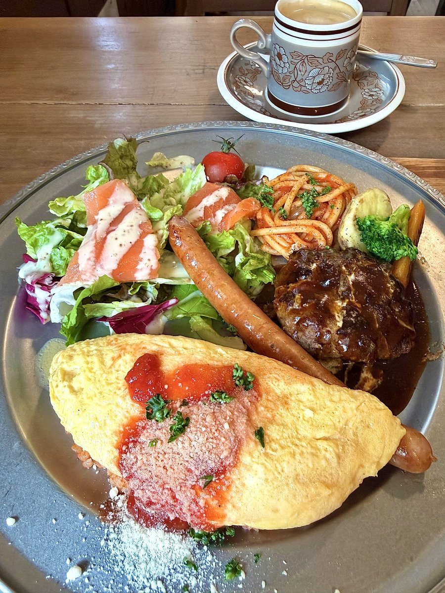 apollo_mini's tweet photo. 久しぶりに小田原の駅舎カフェ1の1さんに行ってきました。期間限定の大人のお子様ランチプレートがお目当て。オムライス、ナポリタン、ハンバーグにウィンナーと厚切りのスモークサーモン乗せサラダ全部美味しかった！ドリンクとプリン付き。他にも食べたいものあるのでまた行きます https://t.co/k7I845skzl