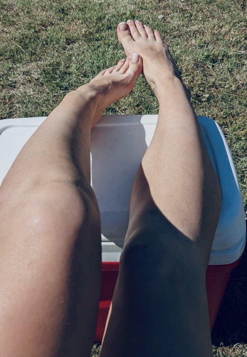 KissMyArchbabe1's tweet photo. Sun on my skin, cold water at my feet, and not a single urgent thought in sight ☀️🌿

#LakeDay #BarefootVibes #feetfinder #NatureTherapy #WeekendEnergy #TouchGrass #SunnyDays #PeacefulMoments #OutsideLife #RelaxMode #Frenchtips https://t.co/rrfEW1CWiB