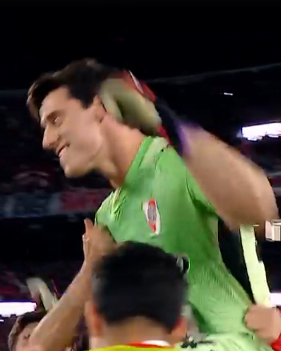 DiarioOle's tweet photo. EL RECUERDO DE SU VIDA!!!

EL PIBE BELTRÁN Y SU FESTEJO CON LA GENTE DE RIVER TRAS SER HÉROE EN LOS PENALES ❤️🤍 https://t.co/YAOu9eTNqq