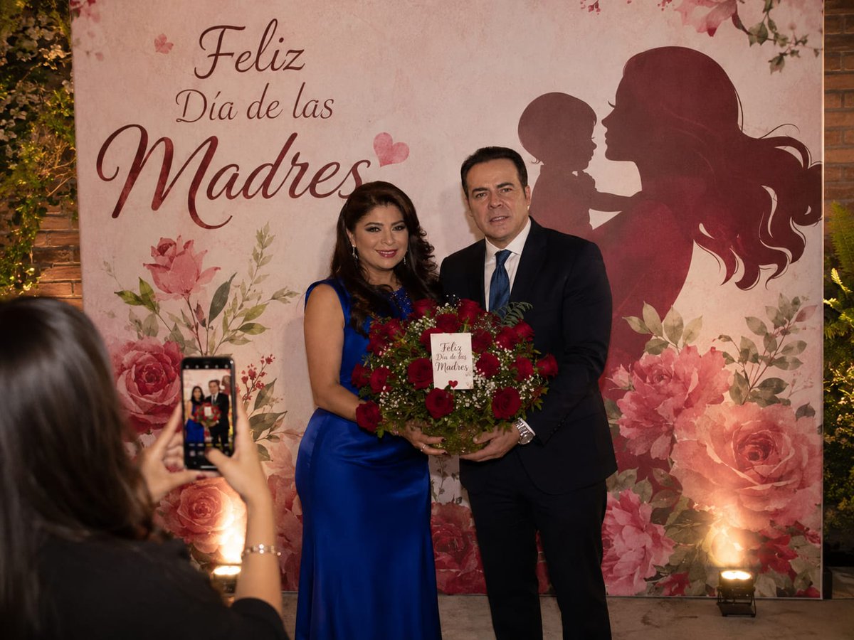 BernalRios62757's tweet photo. Feliz dia de la madre a mi esposa hermosa, eres una mujer valiente y muy fuerte siempre defiendes a los tuyos por eso te admiro y este año mas  feliz de compartirlo contigo  😍💐🥰🥰 te amo mi amor @VictoriaG_B cena en familia 💐🥰🥰 https://t.co/it0XGpwbQv