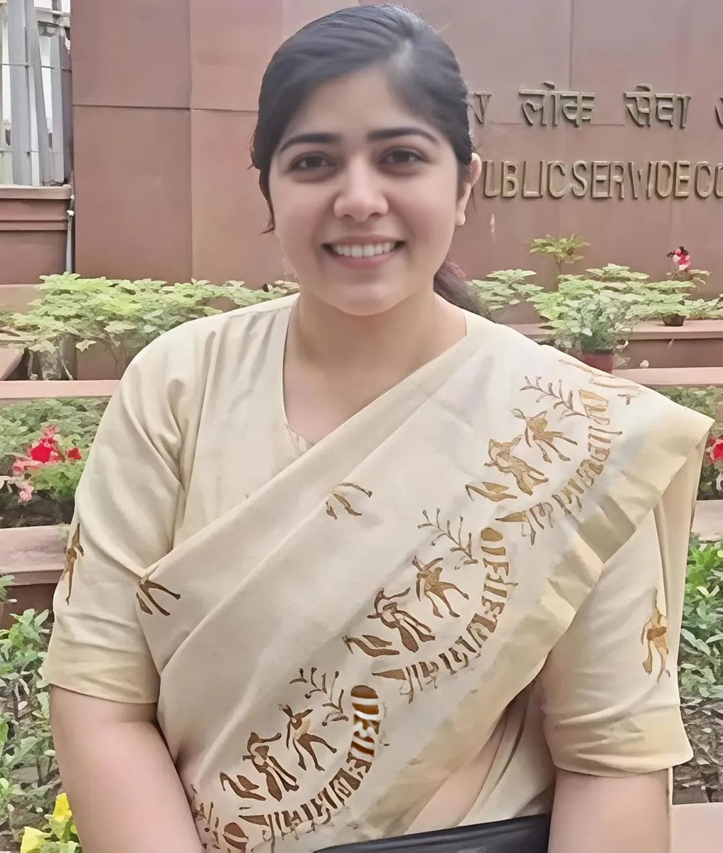 राजनांदगांव की बेटी सुष्मिता सिंह जी को UPSC 2025 में 32वीं रैंक प्राप्त कर भारतीय वन सेवा (IFS) अधिकारी बनने पर हार्दिक बधाई एवं शुभकामनाएं।