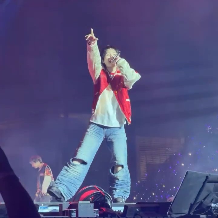 ขายุนกิกระจ๋อยนึงเอง🤏
แต่ยุนกิชอบใส่กางเกงขาใหญ่ๆ