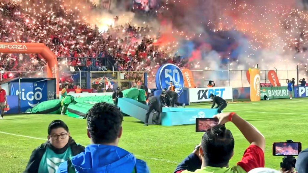 Impresionante la afición más GRANDE de América Central con luces de bengala y celulares encendidos al inicio del partido. 
Dale Xela 🇱🇺