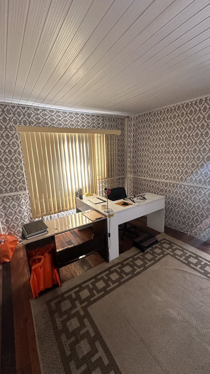 pizzetti_98's tweet photo. Aluguei sala comercial por 4 anos, e esse ano ficou mt caro. Minha família tinha uma casa que estava parada há 10 anos. Então resolvi sair da sala e colocar o dinheiro do aluguel na casa, foi trabalhado intensamente, mas agr está saindo meu novo escritorinho 🥹 https://t.co/El4MlKyNq7