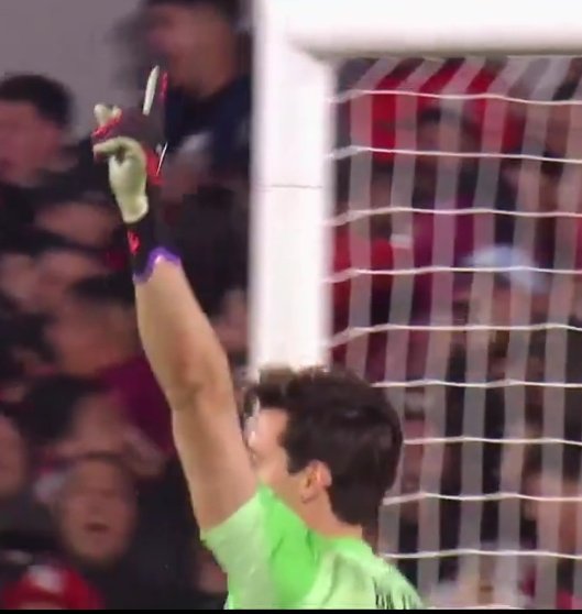 ✅️ BUZO VERDE
✅️ PENAL ATAJADO
✅️ FESTEJO CON DEDO PARA ARRIBA

TUS OJOS ME RECUERDAN A LOS SUYOS