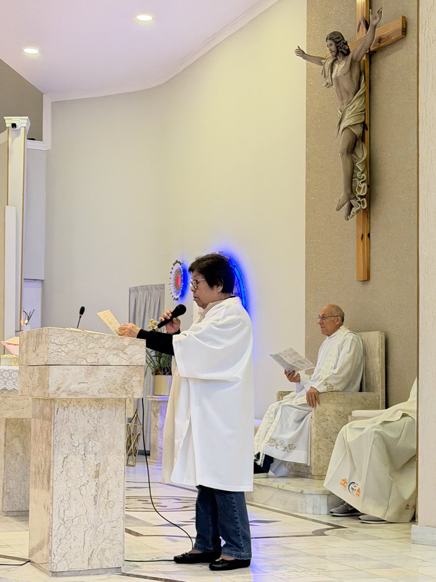 fabiotadeu's tweet photo. “Não vos deixarei órfãos” — A força do Espírito Santo no 6º Domingo da Páscoa

Neste domingo, às 7h30 da manhã, celebramos a Santa Missa do 6º Domingo da Páscoa em um clima profundamente marcado pela esperança, pela presença do Cristo Ressuscitado e pela ação do Espírito Santo em nossas vidas.

A Liturgia deste domingo nos conduziu a uma certeza muito forte: Deus não abandona os seus filhos.

O Evangelho de São João trouxe uma das promessas mais belas de Jesus:
“Não vos deixarei órfãos.”

Em um mundo onde tantas pessoas se sentem perdidas, cansadas, ansiosas, esquecidas ou até sem direção espiritual, ouvir essas palavras logo pela manhã foi como um abraço do próprio Cristo sobre nossas vidas.

Durante a celebração, fomos convidados a recordar que o Espírito Santo continua agindo na Igreja, sustentando a caminhada do povo de Deus e fortalecendo aqueles que desejam permanecer fiéis ao Evangelho.

A primeira leitura, dos Atos dos Apóstolos, mostrou Felipe evangelizando com coragem, levando esperança, cura e libertação. Foi impossível não perceber que a missão da Igreja continua exatamente a mesma: anunciar Jesus, acolher os feridos, fortalecer os cansados e reacender a fé dos corações abatidos.

Também tivemos um momento muito especial de oração pelas mães, neste Dia das Mães, rendendo graças pelo amor, pelo cuidado e pela presença delas em nossas vidas. Rezamos pelas mães vivas e também por aquelas que já partiram para a eternidade.

Em vários momentos da celebração, ficou muito claro que o Cristianismo não é apenas uma teoria ou uma tradição antiga. É uma presença viva. Cristo continua caminhando conosco.

E talvez essa tenha sido a mensagem mais forte da manhã:
o Ressuscitado permanece entre nós.

Ele se manifesta na Palavra, na Eucaristia, na oração da comunidade, no amor vivido, na perseverança da fé e na força silenciosa do Espírito Santo que sustenta a Igreja através dos séculos.

Que possamos continuar caminhando com coragem, mesmo em tempos difíceis, lembrando sempre:
não estamos sozinhos.

📻 Ouça o episódio completo da Santa Missa das 7h30 no CRUX SACRA:
👉 https://t.co/VohUOlAyhd

✝️ Cristo venceu! Aleluia!
Ressuscitou! Aleluia!

 Fabio Tadeu Rocchi
Fundador, tecladista e voz do Ministério de Música Crux Sacra 

Obs: nas fotos: Sergia Orte Andre, nossa amada salmista - para ouvir, basta acessar o link oficial!