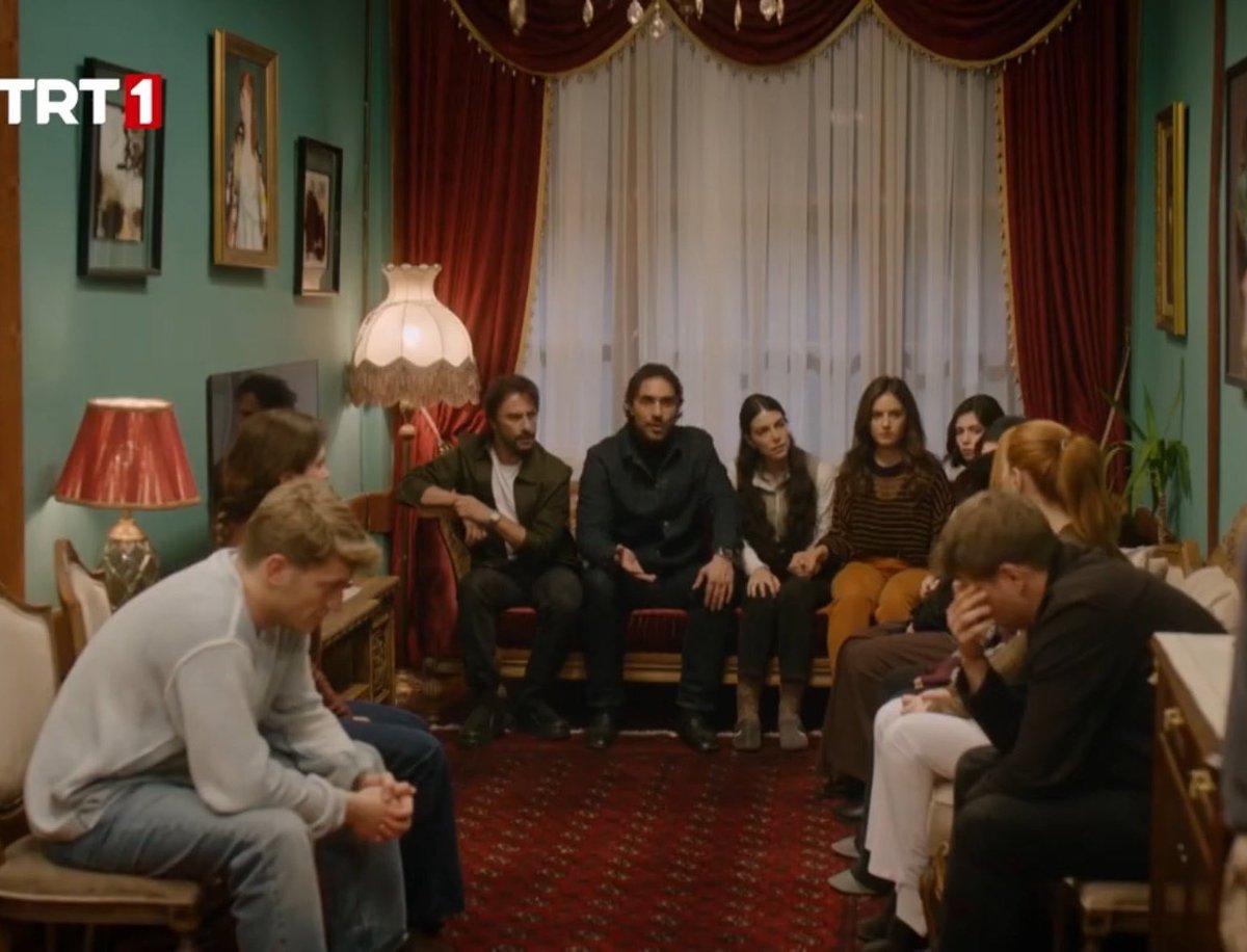truvalihhelen's tweet photo. Şu fotoda sırrı bilmeyen son iki kişi kaldı; iso ve eleni. bence onlar da sezon finalinde öğrenir https://t.co/Qn2GKVtaO1