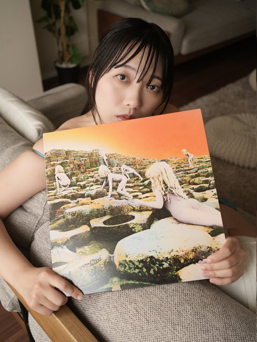 mindscreen1107's tweet photo. 若き頃に購入したLPを生活のために売り放つ前に、記念写真（その4）

今回は見開きジャケットとしては初の #聖なる館

#ポートレート #ポートレイト #beautiful #portrait #sexy #セクシー #被写体 #モデル #レッドツェッペリン #LedZeppelin #被写体募集 #被写体募集中 #モデル募集 #撮影依頼募集中 https://t.co/13bqkMwMXJ