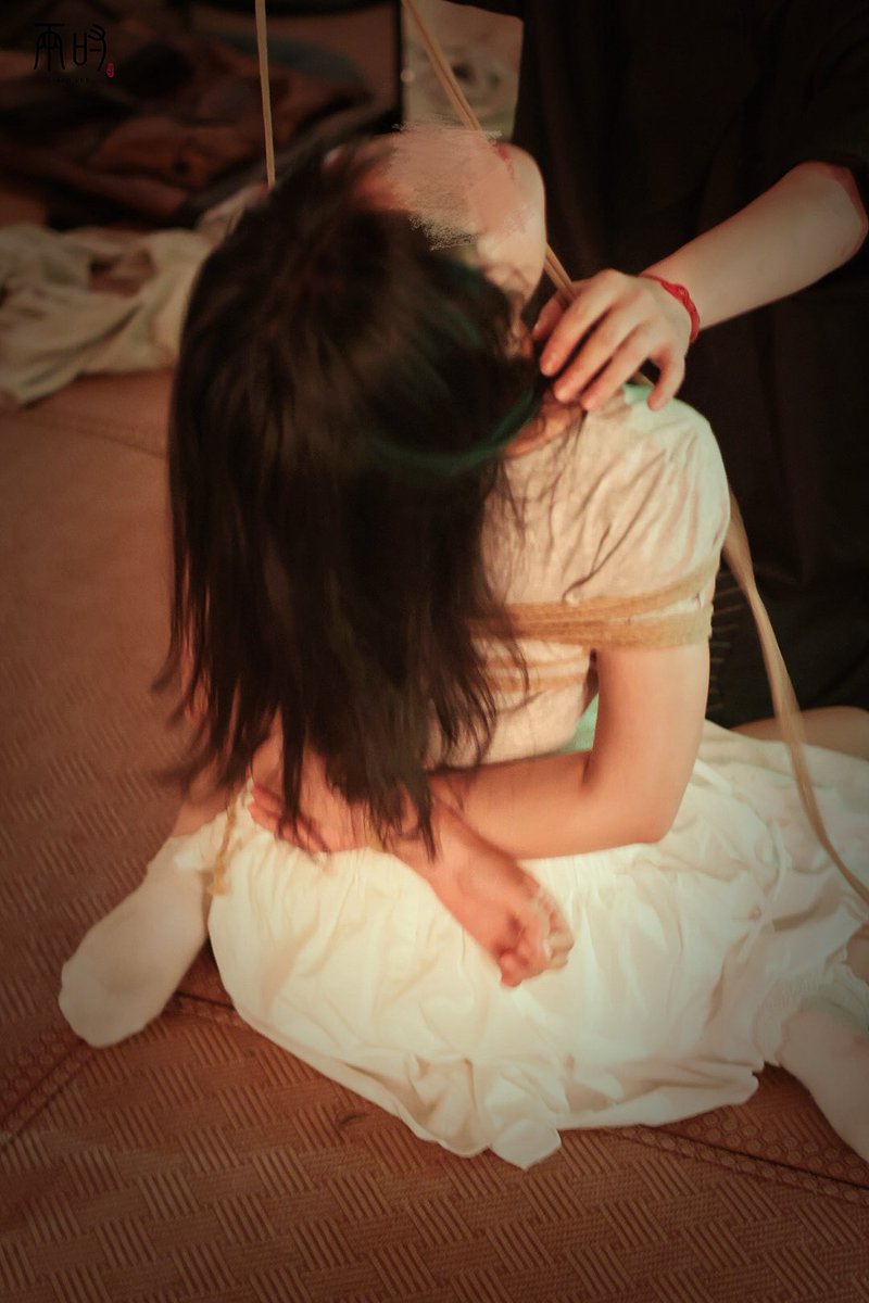 Redshibari_'s tweet photo. 在梁桑的推荐下，兜兜转转和Bowen初识。从午夜到凌晨，非常完整的见面礼，这次90%是绳，首次尝试单腿吊。在落地镜子里，你我对视，好玩～
🪢@xixixi75114983 
🏠@LiangCunSW https://t.co/iMHCWTiulU
