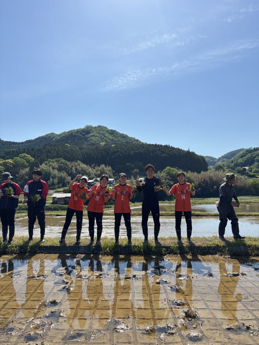 diosaizumofc's tweet photo. 今年も富士酒造様と野尻の郷の皆様と
田植えをさせていただきました🌾
貴重な体験をありがとうございます🧡

#ディオッサ出雲 https://t.co/QyIBxCQrNo