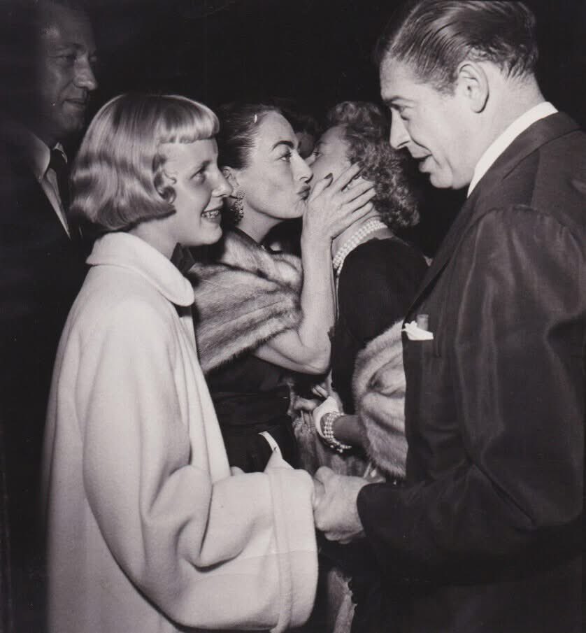 stanwyckarchive's tweet photo. Barbara at a party with Joan Crawford, Christina Crawford, and Milton Berle, c. early 1950s. 

Crawford and Stanwyck were close friends for nearly five decades, and biographers believe that they were romantically involved. https://t.co/dtb0cVhWKw