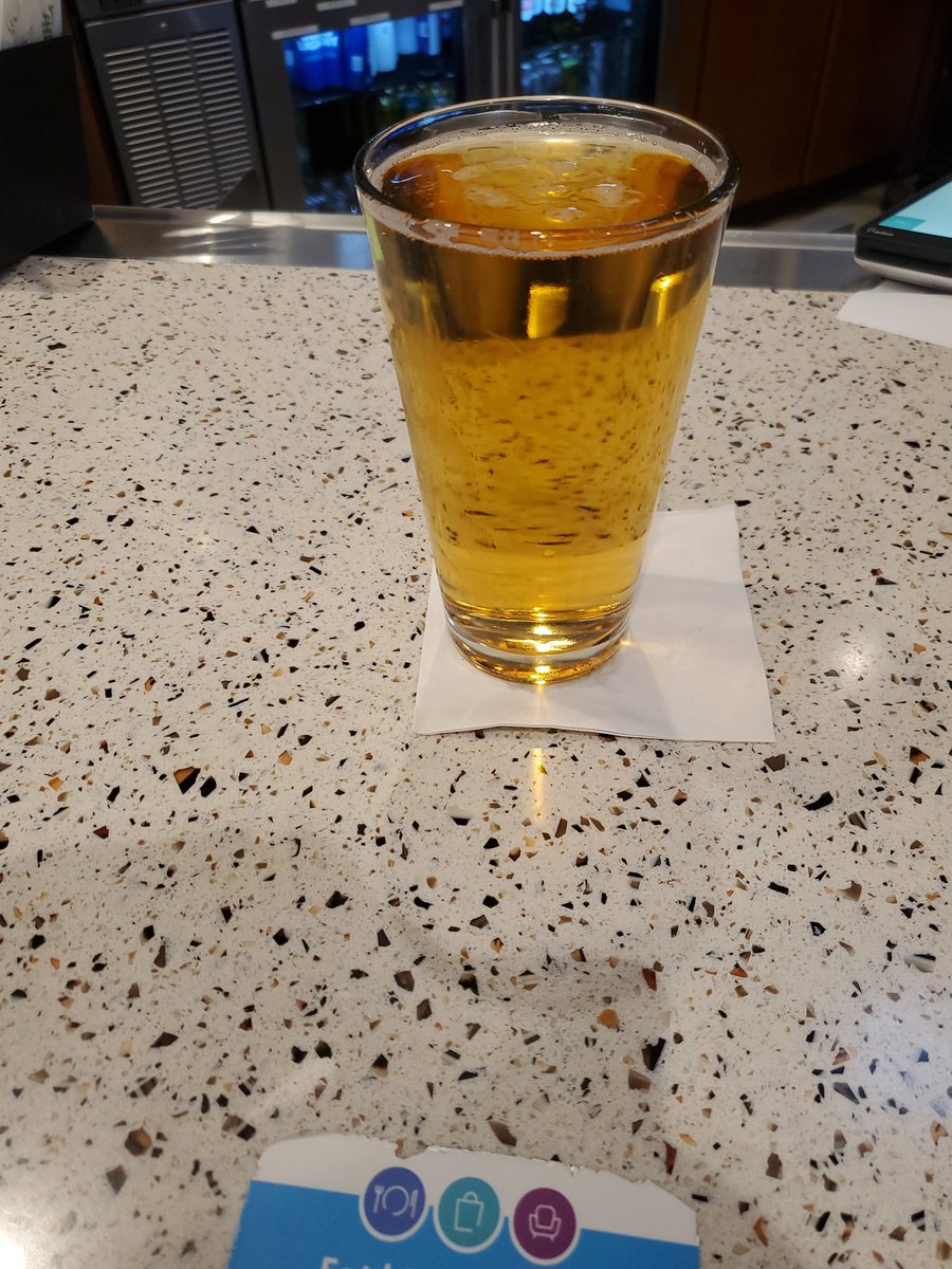 ermgrrrrr's tweet photo. when im at the #airport i drink the #bigbeer https://t.co/UmDzhxq3Ly