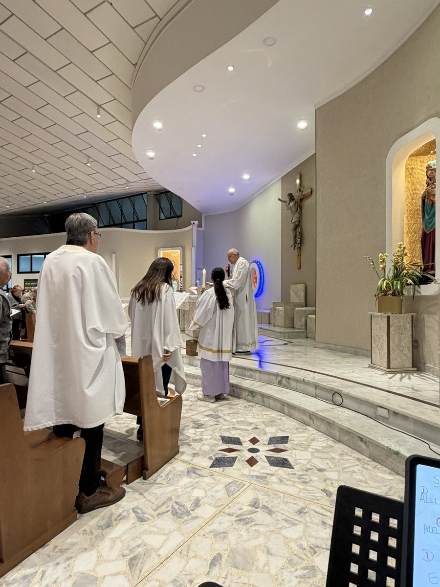fabiotadeu's tweet photo. # “Não vos deixarei órfãos” — A presença de Cristo na Santa Missa das 18h

Encerrando este domingo tão especial do tempo pascal, a Santa Missa das 18h do 6º Domingo da Páscoa nos conduziu mais uma vez ao centro da esperança cristã: Cristo Ressuscitado continua vivo e presente no meio do seu povo.

A Liturgia deste domingo trouxe uma mensagem profundamente consoladora para os nossos tempos:
“Não vos deixarei órfãos.”

Em um mundo marcado por tantas inseguranças, medos, crises emocionais, divisões e sofrimentos, ouvir essas palavras de Jesus é recordar que nunca caminhamos sozinhos.

O Evangelho de São João apresentou Jesus preparando os discípulos para a continuidade da missão. Ele anuncia a vinda do Espírito Santo — o Defensor — aquele que fortaleceria a Igreja, iluminaria os corações e sustentaria os cristãos ao longo da história.

E talvez essa tenha sido uma das reflexões mais fortes da noite:
a Igreja permanece viva porque o Espírito Santo continua agindo.

A homilia recordou que desde os Atos dos Apóstolos a comunidade cristã foi construída através da missão, da comunhão e da coragem daqueles que anunciaram o Evangelho mesmo diante das dificuldades.

Felipe evangeliza.
Pedro e João fortalecem a comunidade.
Os apóstolos impõem as mãos.
O Espírito Santo transforma vidas.

E tudo isso continua acontecendo ainda hoje.

A imposição das mãos, tão presente na vida sacramental da Igreja, foi lembrada como um sinal visível da ação invisível de Deus. O Espírito Santo continua sendo invocado sobre o povo, sobre os ministros, sobre a Eucaristia e sobre toda a Igreja.

Também foi um momento profundamente emocionante pelas homenagens do Dia das Mães.

Rezamos pelas mães vivas, pelas que sofrem pelos filhos, pelas mães que carregam silenciosamente suas dores e também por aquelas que já partiram para a eternidade.

Em vários momentos da celebração ficou evidente que o amor materno é uma das manifestações mais bonitas do cuidado de Deus no mundo.

Outro momento muito marcante da noite foi o testemunho da Missão Belém, mostrando que a fé cristã precisa sair das palavras e alcançar concretamente os que sofrem, os esquecidos, os dependentes químicos, os abandonados e os feridos pela vida.

A verdadeira experiência com Cristo transforma.
Levanta.
Restaura.
Devolve dignidade.
Faz renascer.

E talvez essa seja a grande mensagem da Páscoa:
Jesus continua ressuscitando vidas.

Ao final desta Santa Missa, ficou no coração a certeza de que o Cristo Ressuscitado continua caminhando conosco através da Palavra, da Eucaristia, da Igreja e da força do Espírito Santo.

📻 Ouça o episódio completo da Santa Missa das 18h no CRUX SACRA:
👉 https://t.co/0f2cJPIOD3

✝️ Cristo venceu! Aleluia!
Ressuscitou! Aleluia!

—  
Fabio Tadeu Rocchi  
fundador, tecladista e voz do Ministério de Música Crux Sacra