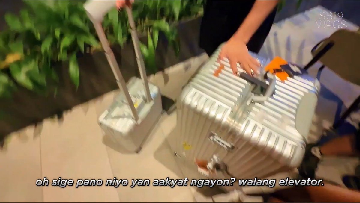 kithkentell's tweet photo. when life feels too heavy,,,, always remember na kinaya ni ken buhatin ‘yong dalawa niyang maleta mula 13th floor ng nakahagdan HAAHAHAHAHAHAHAHHAAHAHAHAHAHA https://t.co/vaqrIns5Lm
