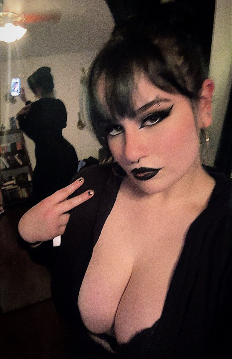 jaderocksballs's tweet photo. im gonna drain your wallet until you beg me to stop https://t.co/cjQpXlPtkn