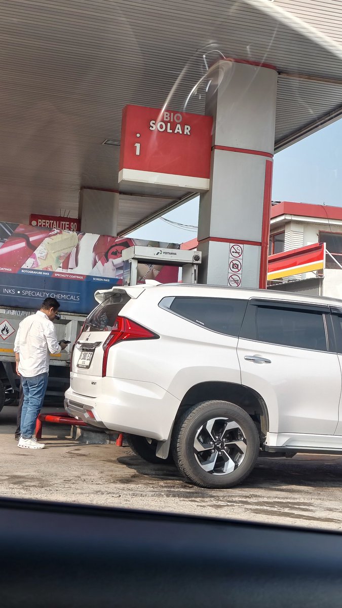 AlifRiffat's tweet photo. Saatnya barcode subsidi di reset @pertamina agar #subsiditepat sasaran. Kasihan truk2 di Kaltim sampai berhari2 antri cuma buat dapetin solar. https://t.co/E2UMkHzVWH