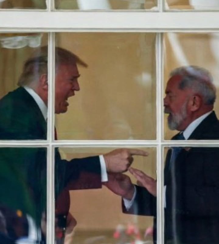 ReneAssuncao's tweet photo. Lula recebendo uma bronca de Trump.
Por isto esta escondido na embaixada. https://t.co/kcuzlGIovo