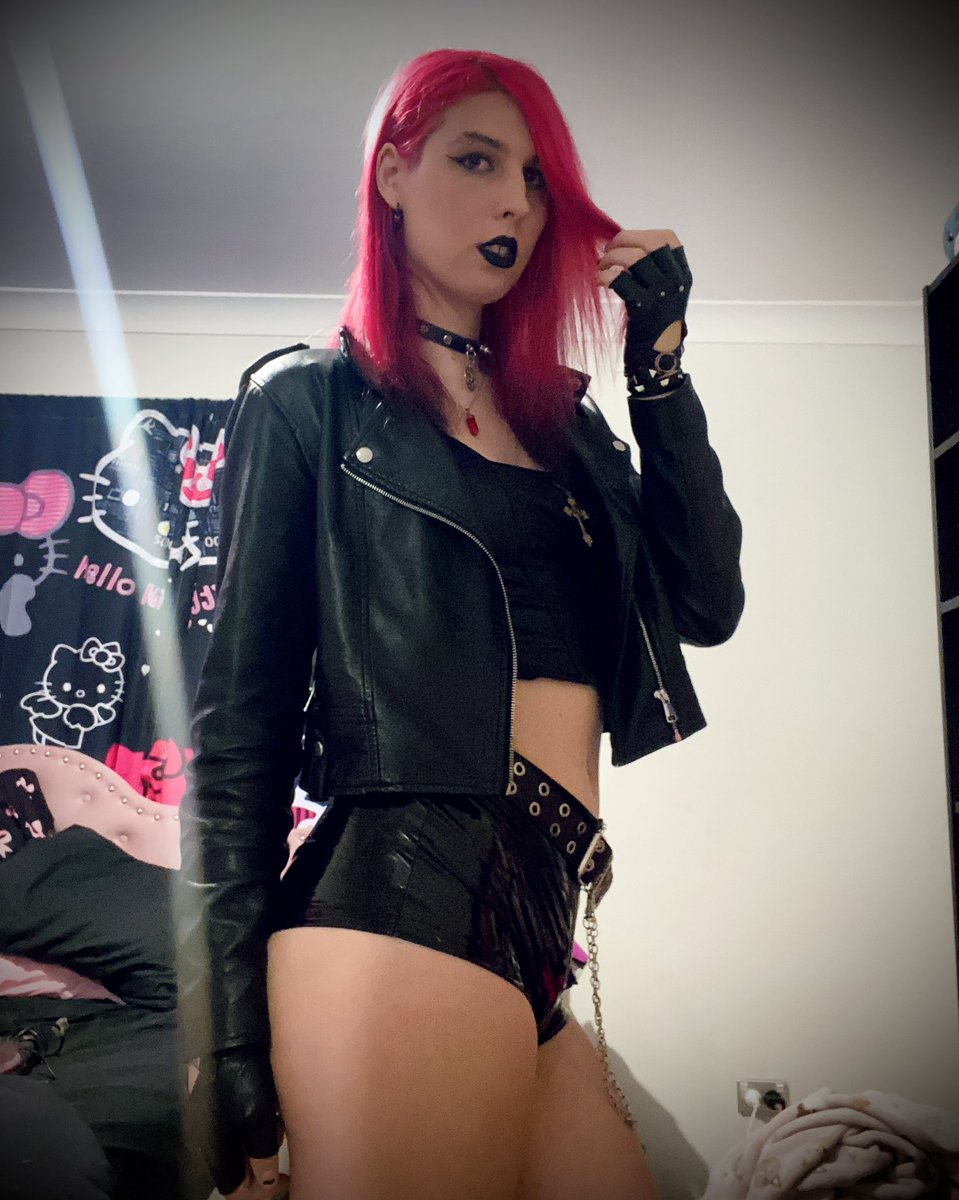 HozoMiyaki's tweet photo. @PackBis just one it’s pretty hard cos I have a lot of fit the mean a lot to me but have to pick this cos after transitioning and going to one of my 1st raves where I 1st meet my friend Peter who invited me to it. I got to wear it again in this pic for a other rave a few weeks ago with gf https://t.co/XwnxRGc6gp