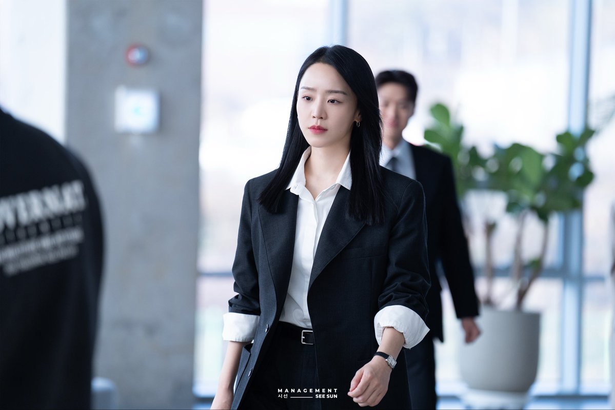 매니지먼트 시선 tweet media