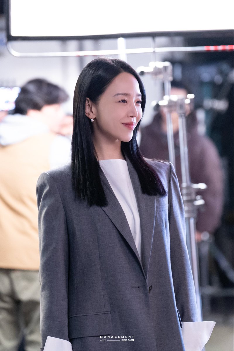 매니지먼트 시선 tweet media