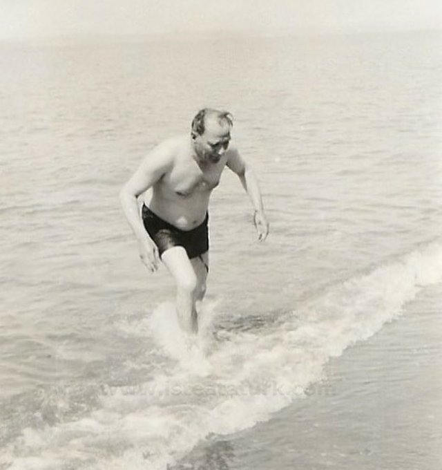 TarihteOan's tweet photo. 1936; Gazi Mustafa Kemal Atatürk, Florya plajında. https://t.co/waaEYdCosF