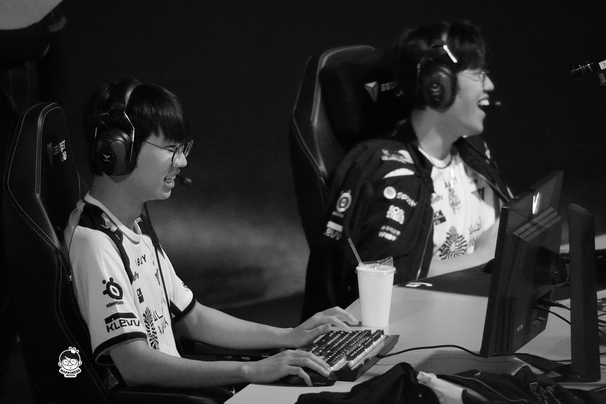 행복🏆 tweet media