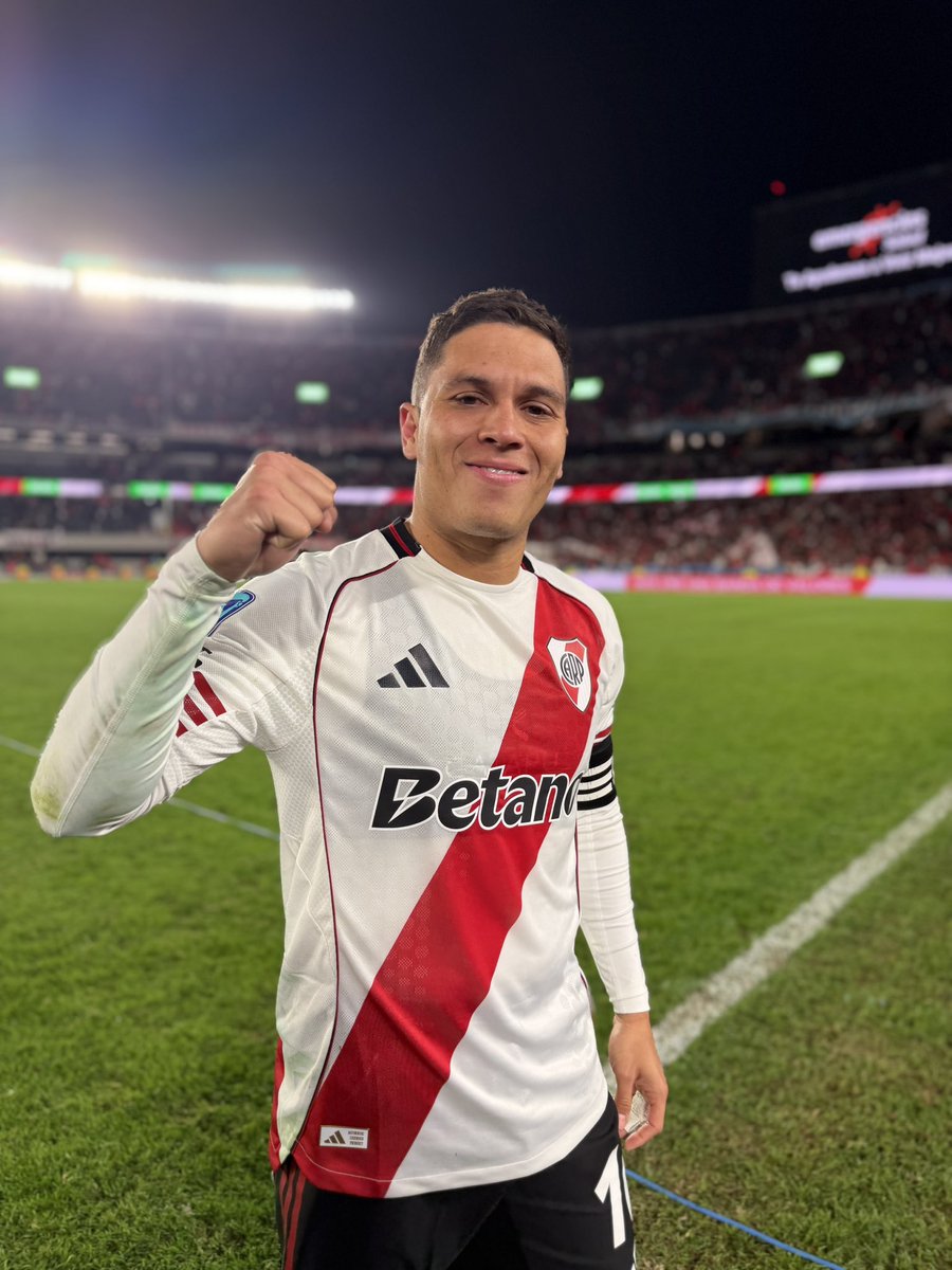 EL MEJOR FUTBOLISTA DEL PAÍS