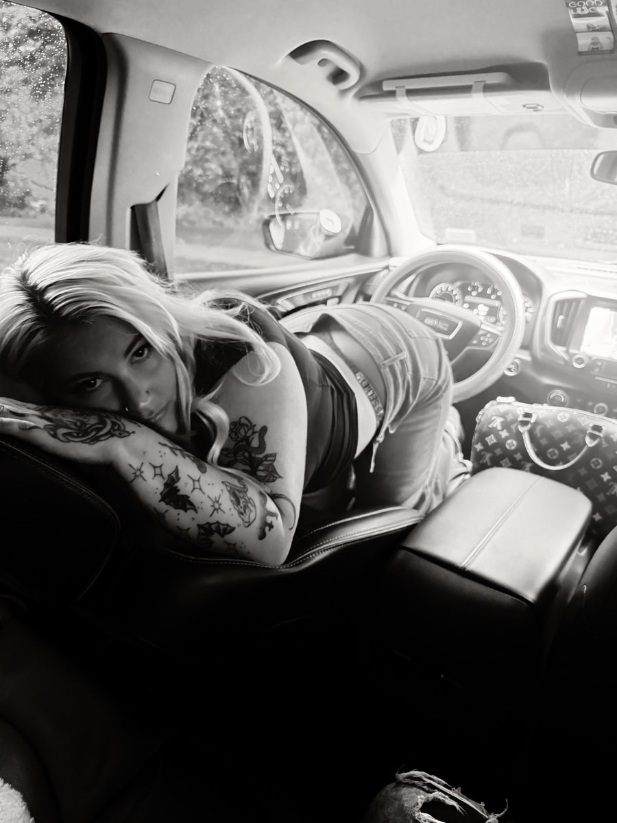cali_0709's tweet photo. I love my gmc 🤍❤️🖤 https://t.co/cQAaQTmae1
