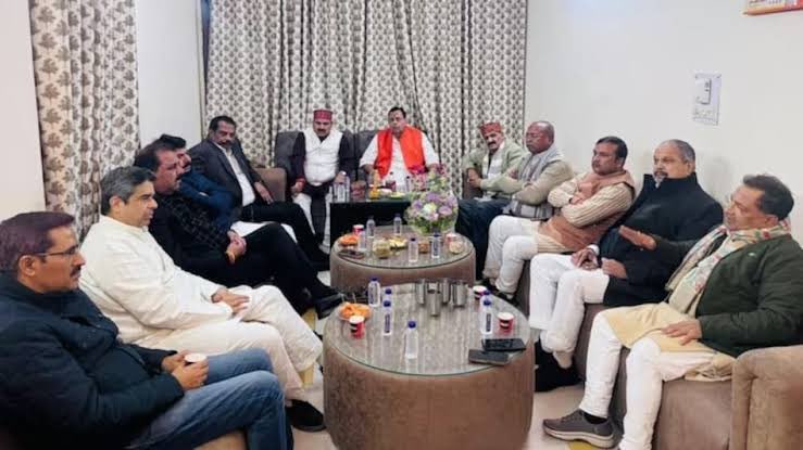 यूपी के करीब 45 ब्राह्मण विधायकों ने आपसी बैठक करके सियासी कौतूहल मचा दिया था. प्रदेश की राजनीति गरमा गई थी. लेकिन हाल ही में हुए मंत्री मंडल विस्तार में इन में से एक भी व्यक्ति को विधायक नहीं बनाया गया.

अब मीटिंग करने वाले इन ब्राह्मण विधायकों को यूजीसी के काले कानूनों, sc/st