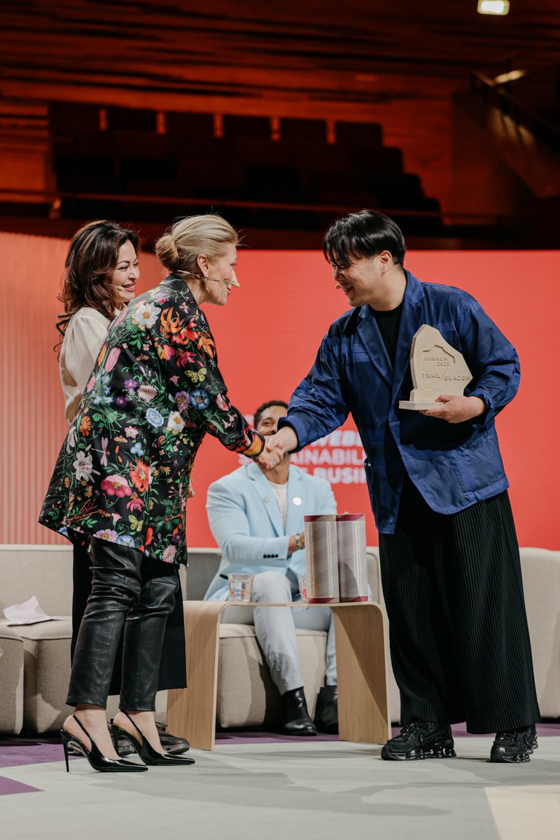 kkzy_'s tweet photo. Synfluxが、世界最大級のファッションサミットGlobal Fashion Agenda Trailblazer Awardグランプリに選出されました。
先日コペンハーゲンにてプレゼンテーションを行い、ケリングCSOのマリー＝クレール・ダブー氏とPDSグループ共同創設者のファイザ・セス氏よりトロフィーを授与していただきました。 https://t.co/toVvfPIIHq