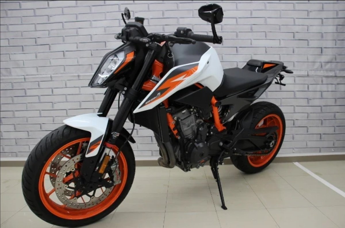67DTA's tweet photo. 近所のショップで、MY2020のKTM DUKE890Rが展示されてました。
KTMは昔から欲しかったバイクで、めっちゃ惹かれています。
KTMユーザーや、ライダーの諸氏、良い点、悪い点、お勧めする点、お勧め出来ない点など、情報いただけますと助かります。
#KTM
#DUKE890R
#バイク
#リターンライダー
#初老 https://t.co/xDMEpd4XB0