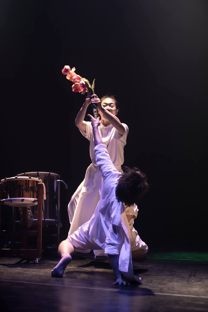 saidancefes's tweet photo. SAI Dance Festival 2026
EXHIBITION II  
🇯🇵まだこばやし／Wa-Tai-Wa
最後の作品。和太鼓の身体と音楽的身体が交錯する迫力とユーモア満点。この魅力は実演でこそ体感できるもの。ぜひ会場で、生のパフォーマンスをお楽しみに♥
日時  5/31/日  17:00
予約
https://t.co/x8Q87isxUv
劇場   シアターX https://t.co/J1dweN9i2N