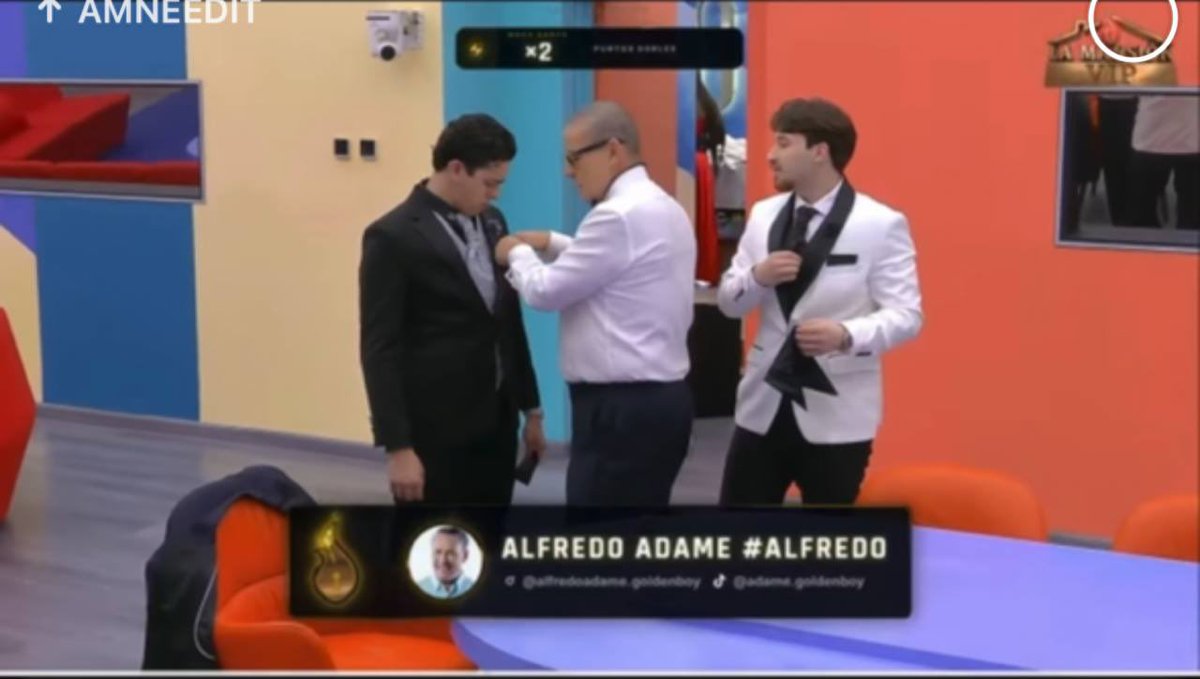 fuerzablueteam's tweet photo. Adame arreglando a sus hijos para la fiesta jaja,que goze  siempre acompañarte en un proyecto #LaMansiónVIP https://t.co/U5MWS3DOVp