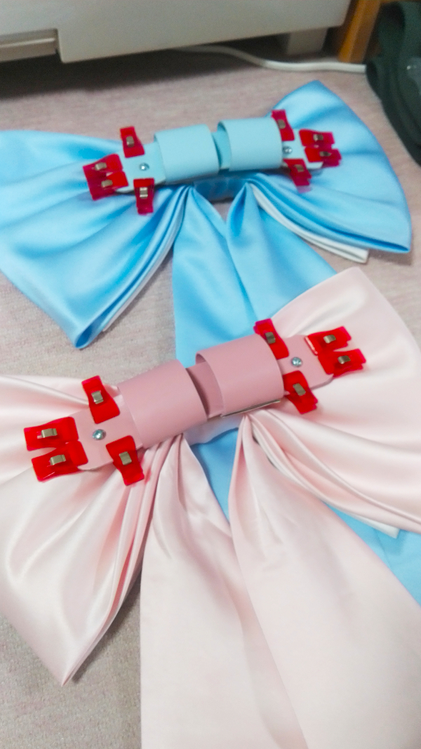JM_NobleLady's tweet photo. 制作小話。色ベルトの作りが弱くてこれはダメだと外しましたが、背中の大きなリボンをベルトに通す機構に使える！とバラして細工をしました。ハサミで切れて、ネジ止めに耐えて、接着剤も効くのでとっても優秀✨取っておいてよかった～と心底思ったのでした💦 https://t.co/cDAqAM9WSZ